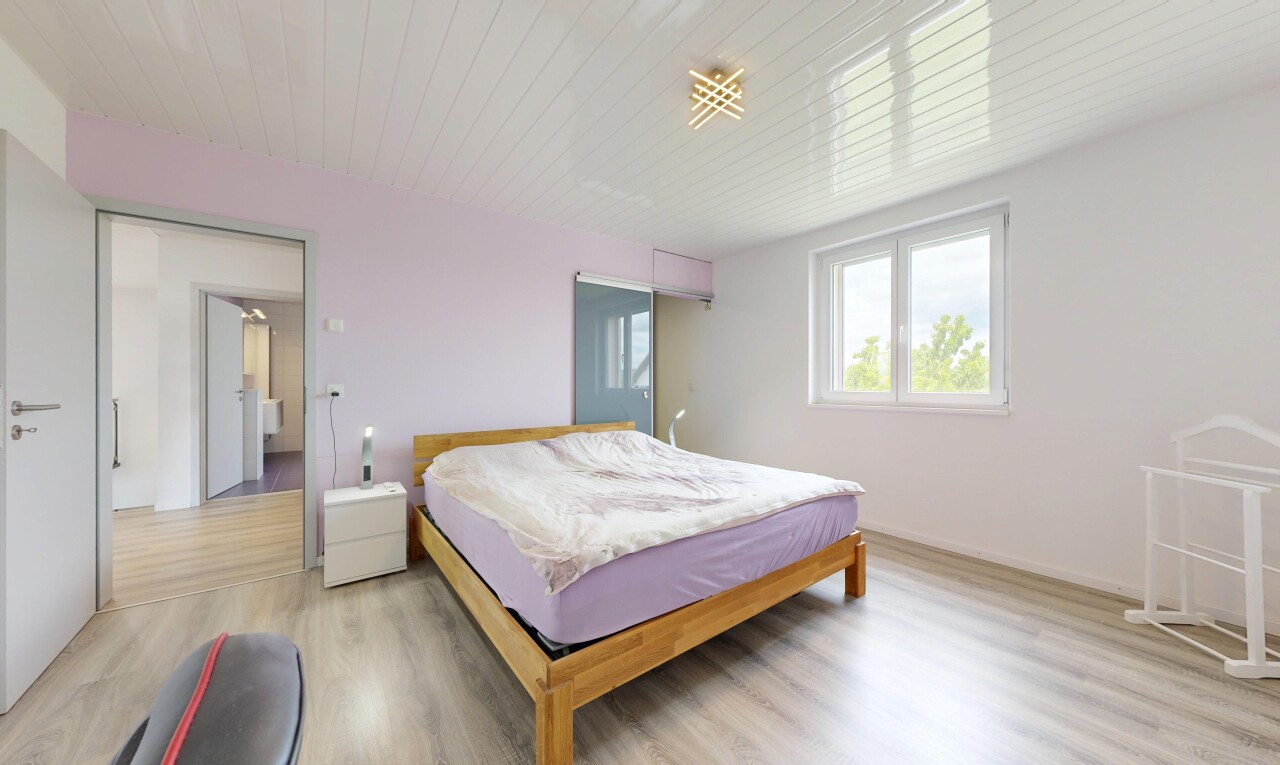 zimmer / schlafzimmer mit wood finish floor, holzfußboden, inside property, natural light, und natürliches licht