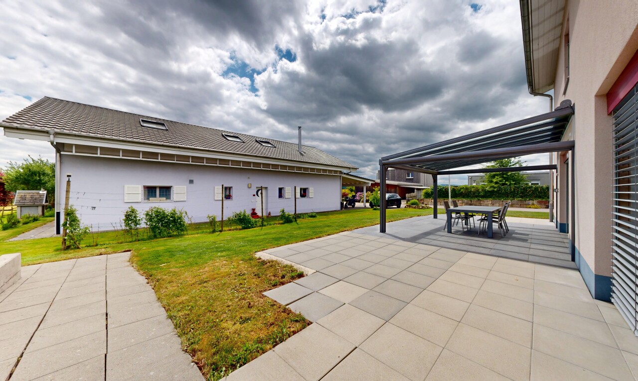 terrasse mit essbereich im freien, rasen, terrasse, markise, und property visible