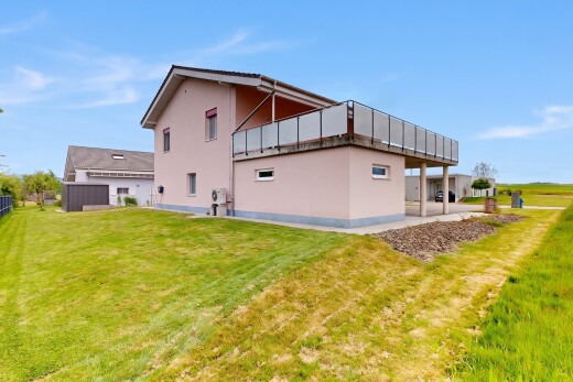 außenansicht mit property visible, stuckverkleidung, rasen, day time, und betonfundament