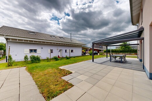 terrasse mit essbereich im freien, rasen, terrasse, markise, und property visible