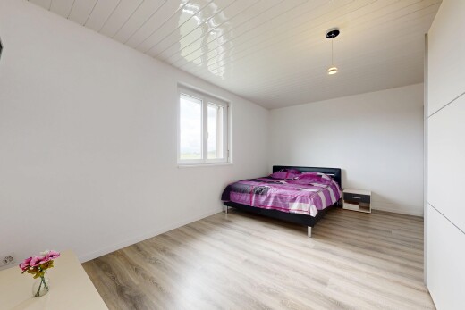 zimmer / schlafzimmer mit holzfußboden, wood finish floor, inside property, gipskartonwand, und drywall