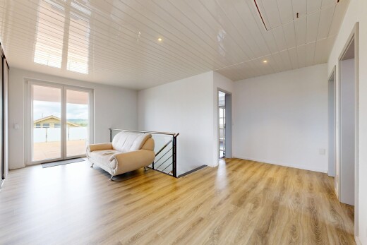 wohnzimmer mit holzfußboden, wood finish floor, inside property, einbauleuchten, und recessed lighting