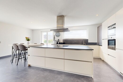 küche mit schränke mit flachen paneelen, flat panel cabinets, dunstabzugshaube, kücheninsel, und kitchen island