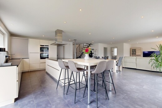 küche mit öffnet sich zum wohnraum, opens to living area, kücheninsel, kitchen island, und küchenbar