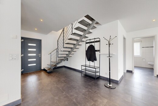 treppe mit treppen, drywall, gipskartonwand, inside property, und baseboards wall