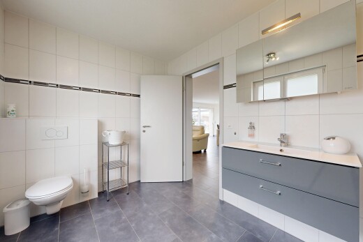 bad mit fliesenwand, tile wall, spiegel, schminktisch, und fliesenboden