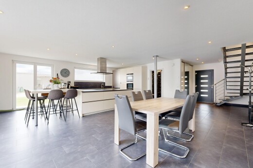 esszimmer mit treppen, natural light, natürliches licht, inside property, und drywall