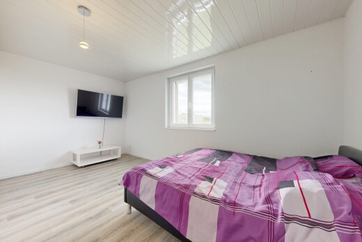 zimmer / schlafzimmer mit holzfußboden, wood finish floor, gipskartonwand, drywall, und inside property