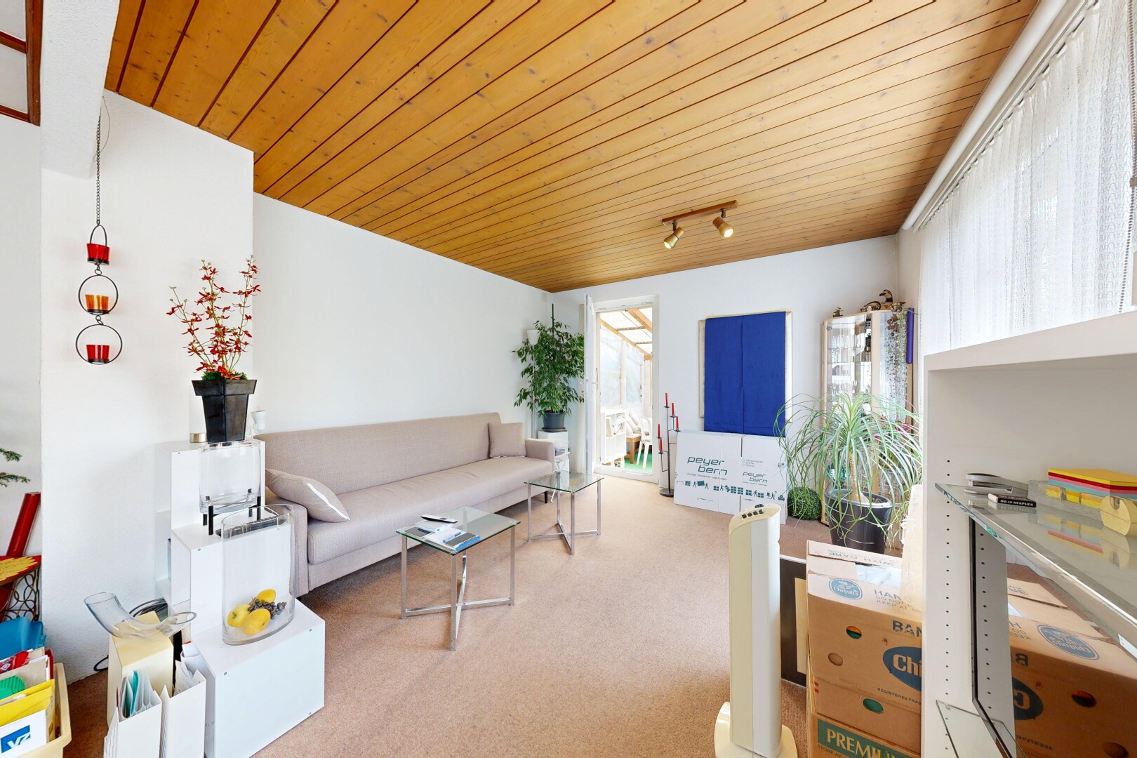 wohnzimmer mit deckenbeleuchtung, wood ceiling, holzdecke, carpet, und teppich