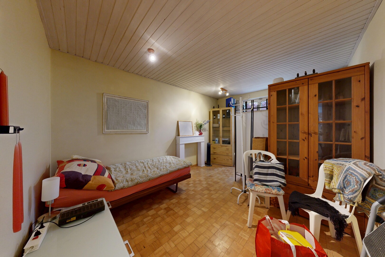 wohnzimmer mit drywall, gipskartonwand, und inside property