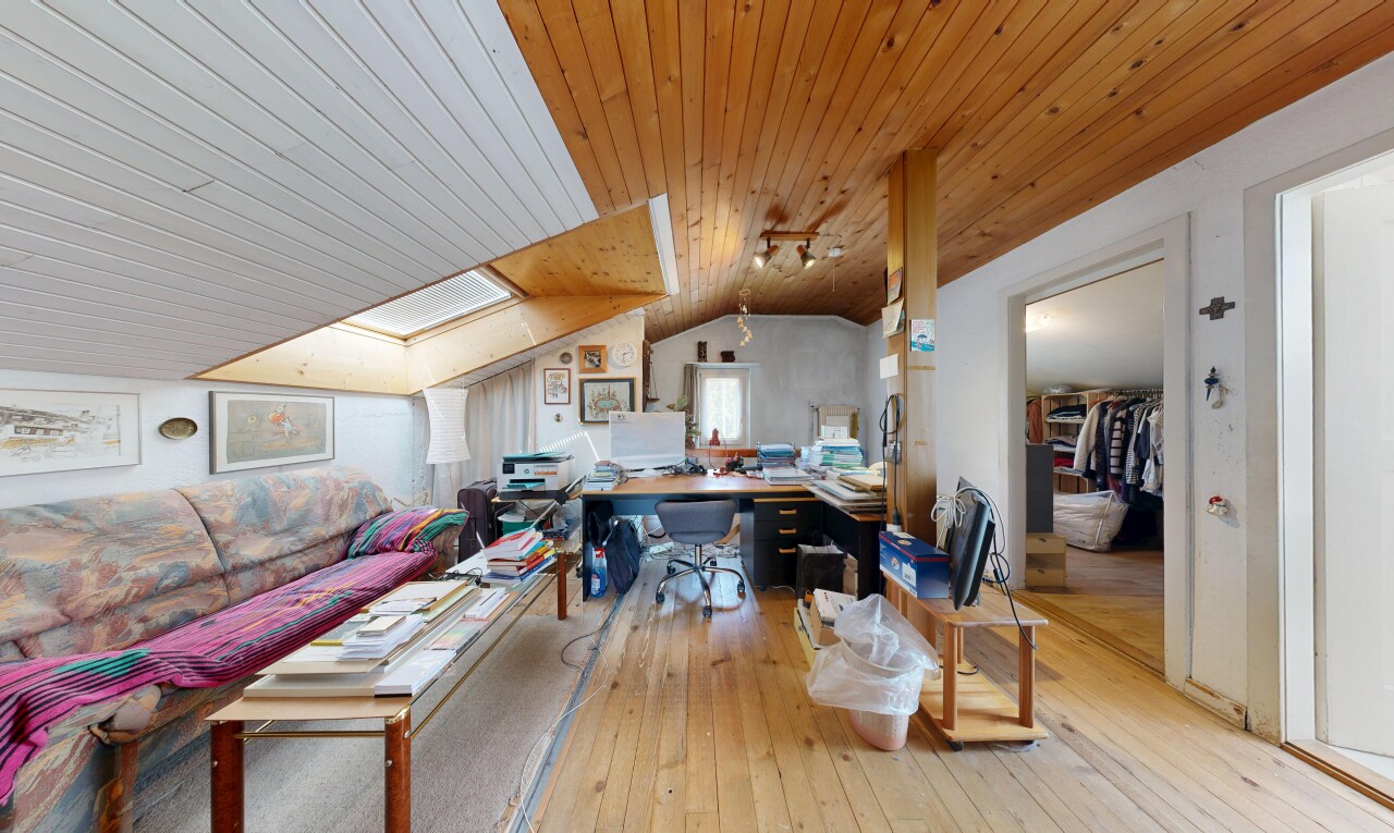 wohnzimmer mit wood ceiling, holzdecke, deckenbeleuchtung, hardwood floor, und vaulted ceiling