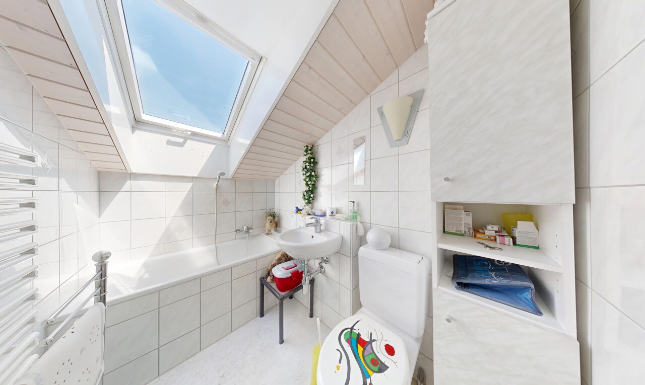 bad mit tile wall, fliesenwand, toilette, bad, und komplettes badezimmer