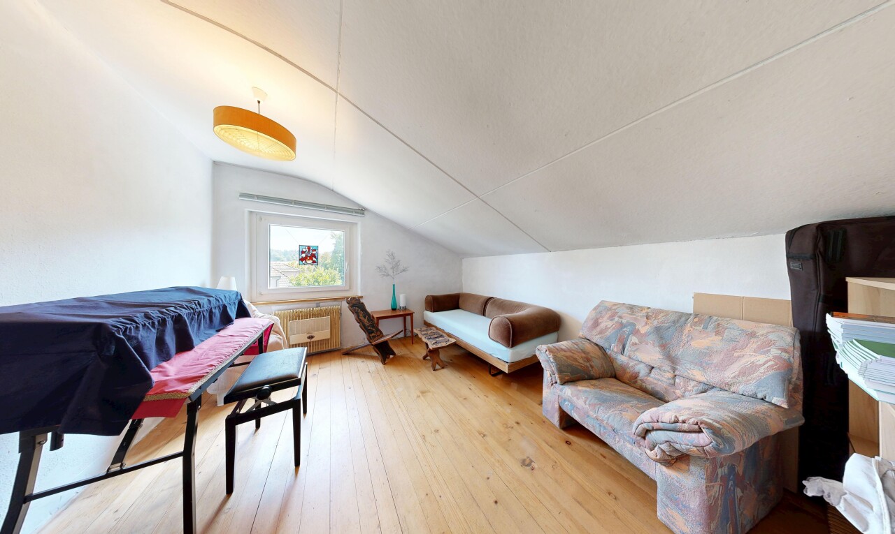 wohnzimmer mit zusätzliches zimmer, vaulted ceiling, dachschräge, natürliches licht, und wood finish floor