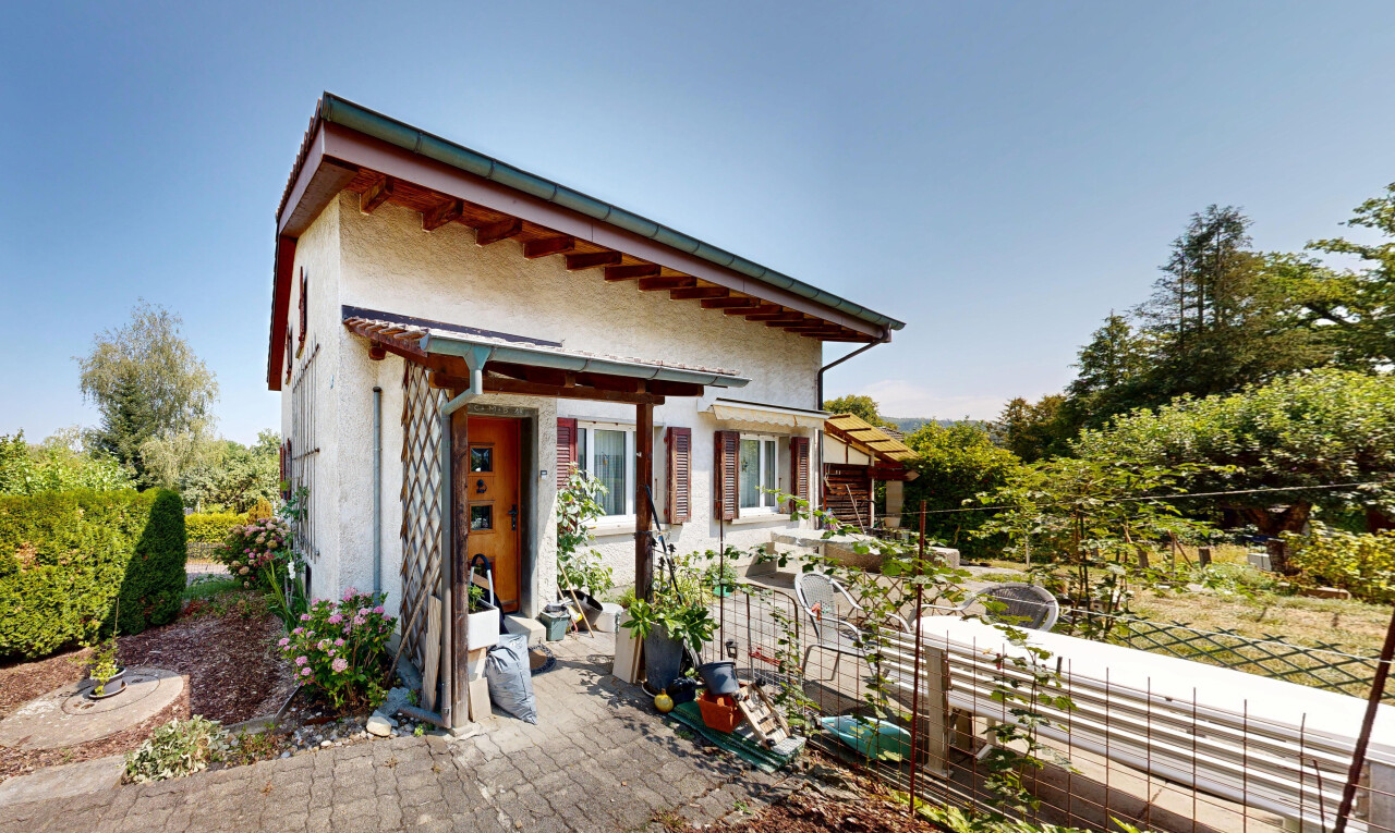 außenansicht mit from property, stuckverkleidung, property visible, und day time