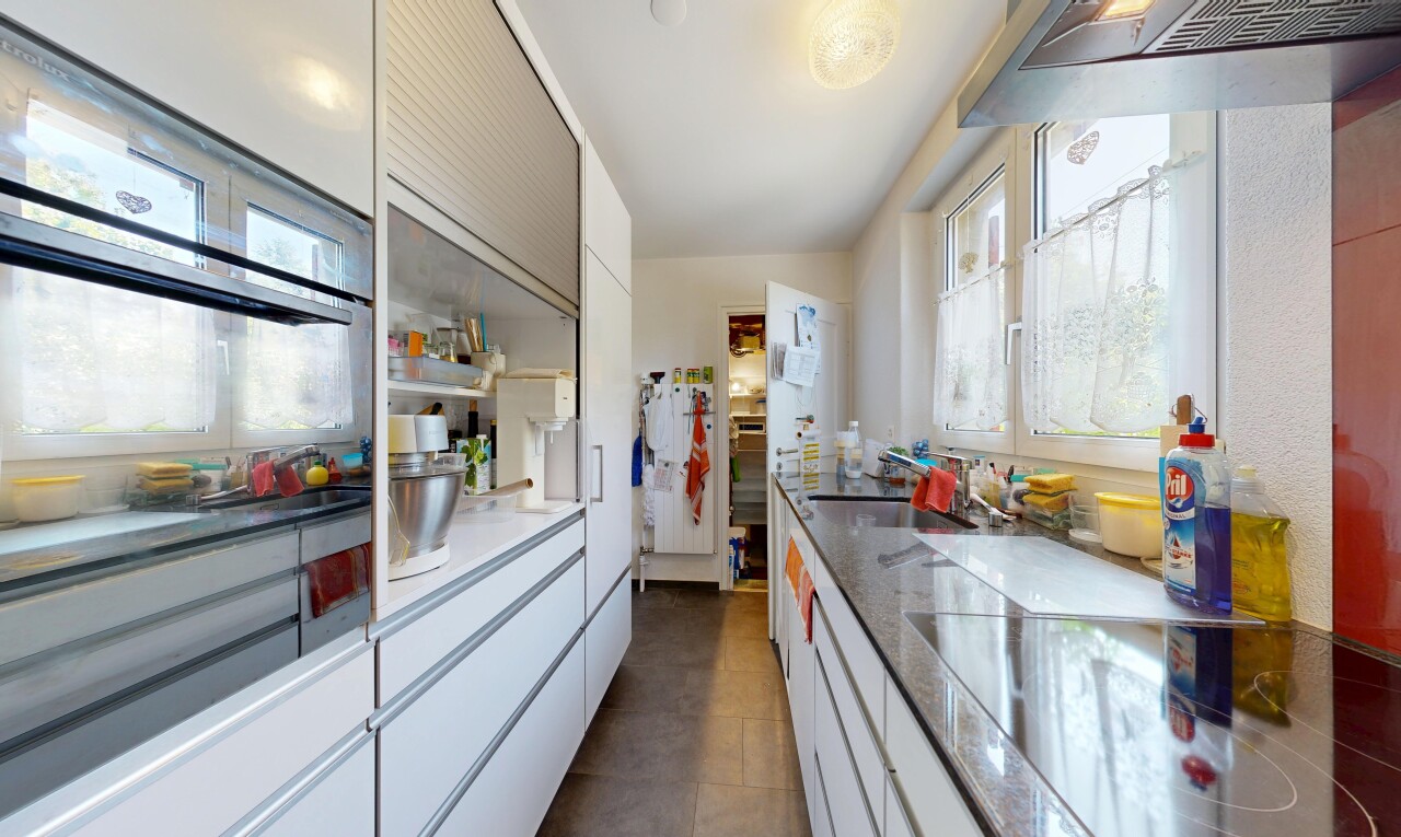 küche mit ofen, dark floor, waschbecken, dunstabzugshaube, und white cabinets