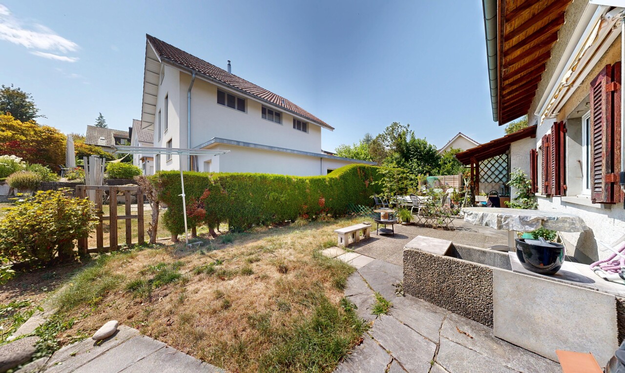 garten mit day time, zaun, und terrasse
