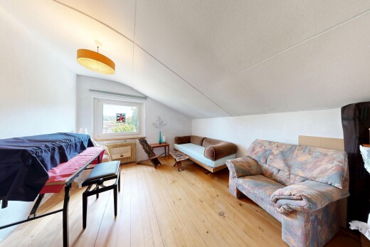 wohnzimmer mit zusätzliches zimmer, vaulted ceiling, dachschräge, natürliches licht, und wood finish floor