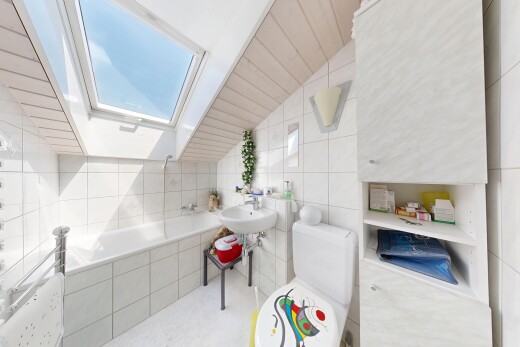 bad mit tile wall, fliesenwand, toilette, bad, und komplettes badezimmer