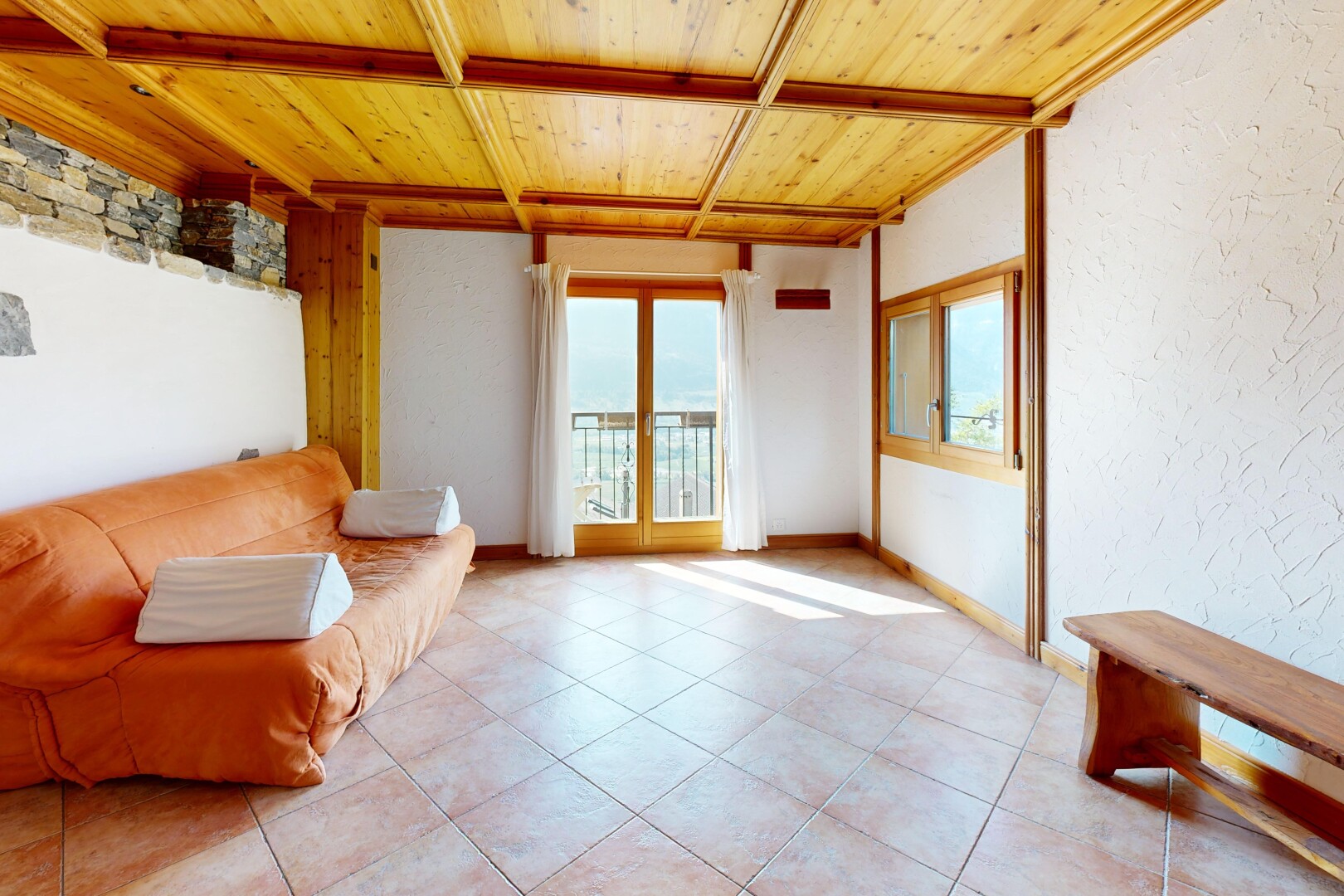 salon avec plafond en bois, wood ceiling, high end ceiling, plinthes murales, et baseboards wall