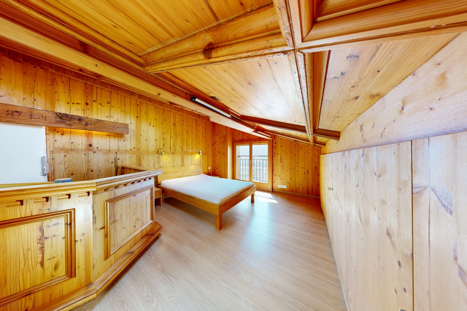 chambre avec dated wood wall, mur en bois, wood wall, plafond en bois, et wood ceiling