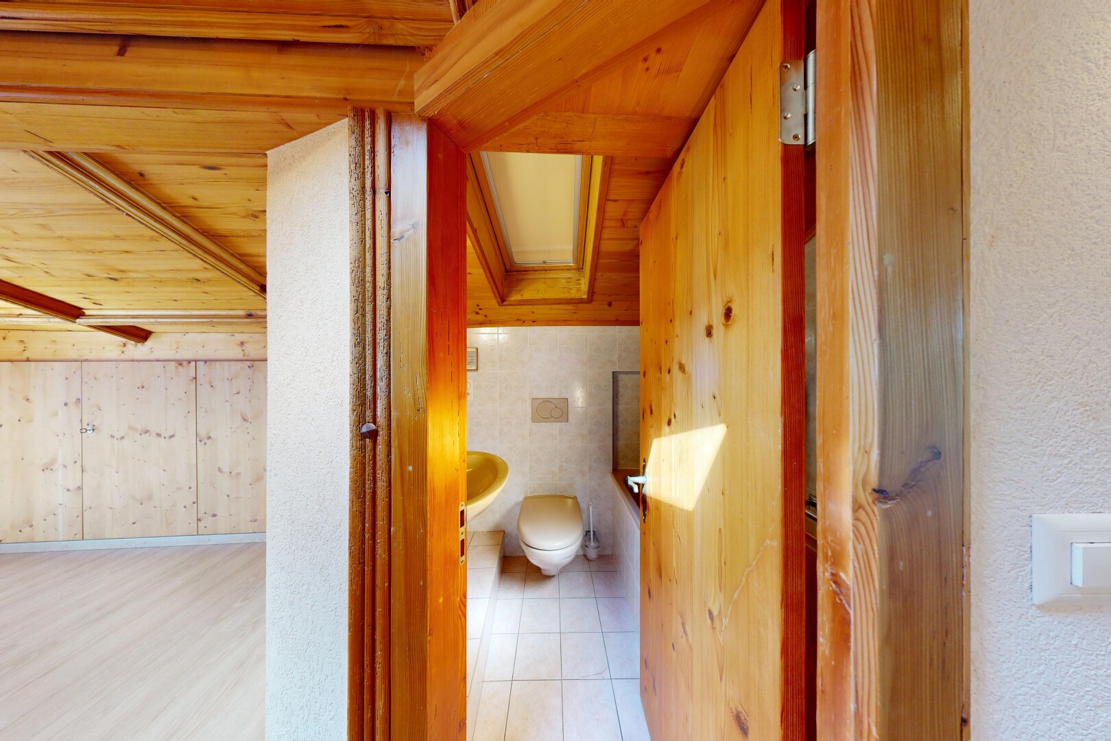 salle de bains avec plafond en bois, wood ceiling, inside property, toilette, et dated wood wall