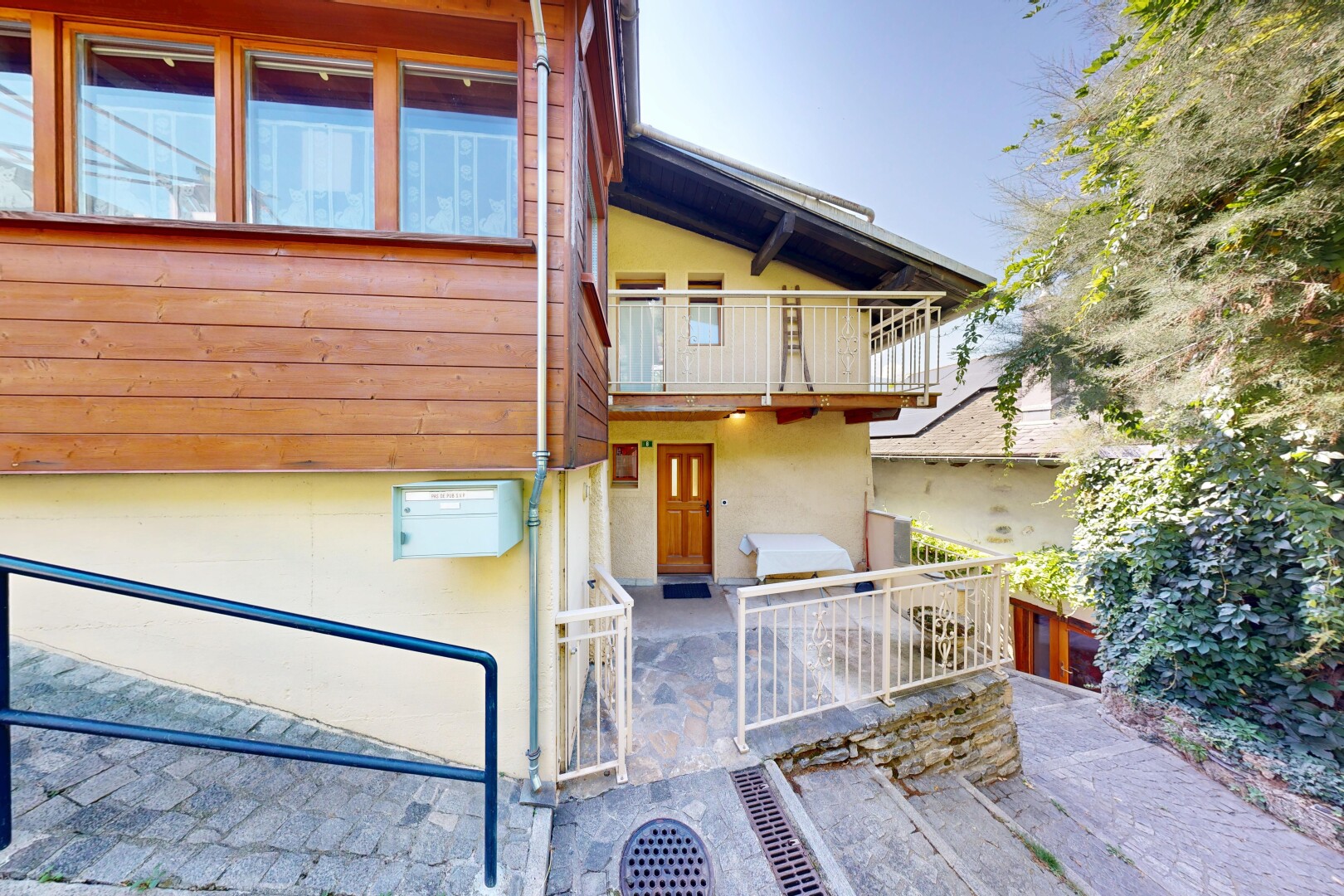 façade avec bardage horizontal, property visible, balcon, day time, et bardage en bois