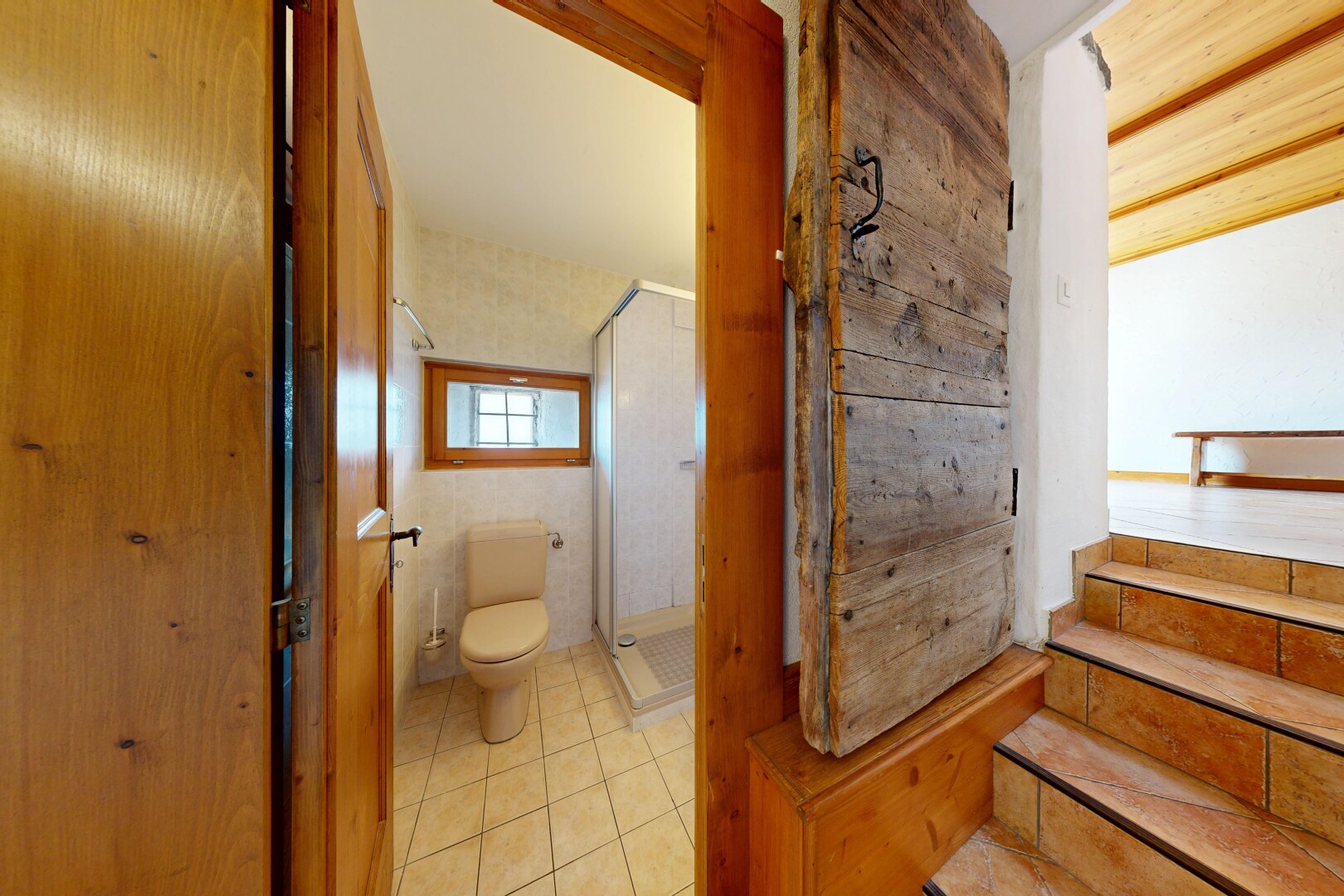 escaliers avec inside property, tile floor, sol en carrelage, tile wall, et mur en carrelage