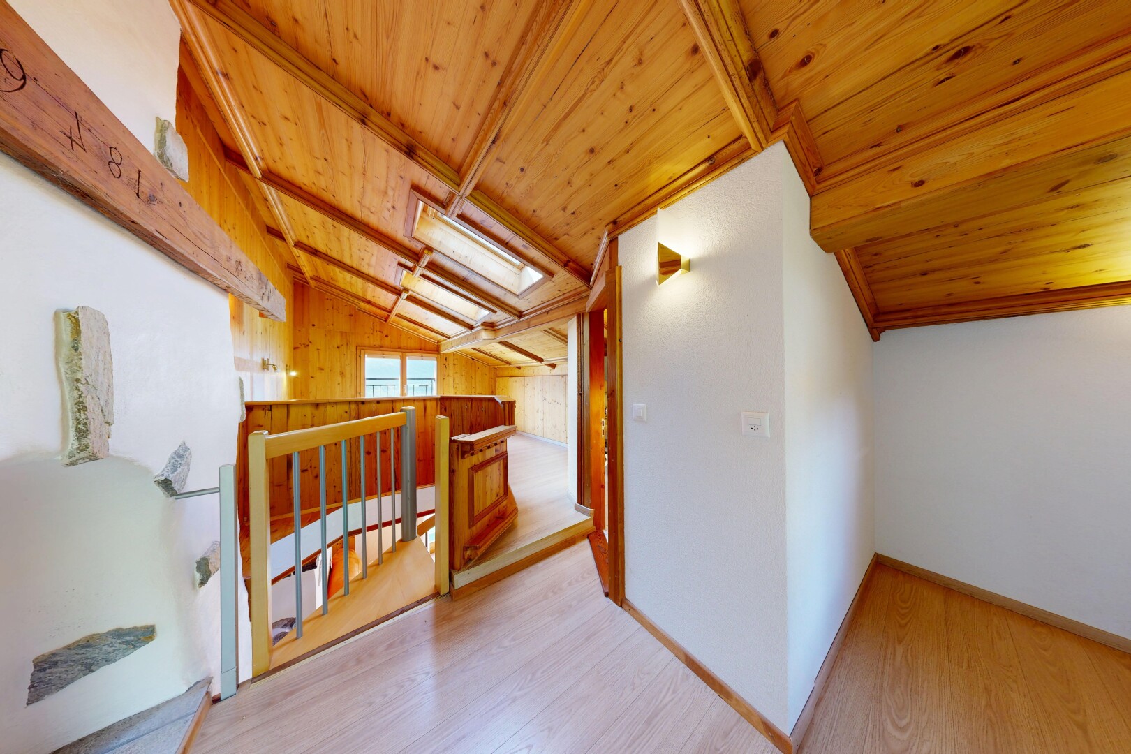 couloir avec plafond voûté, vaulted ceiling, sol en finition bois, wood finish floor, et plafond en bois