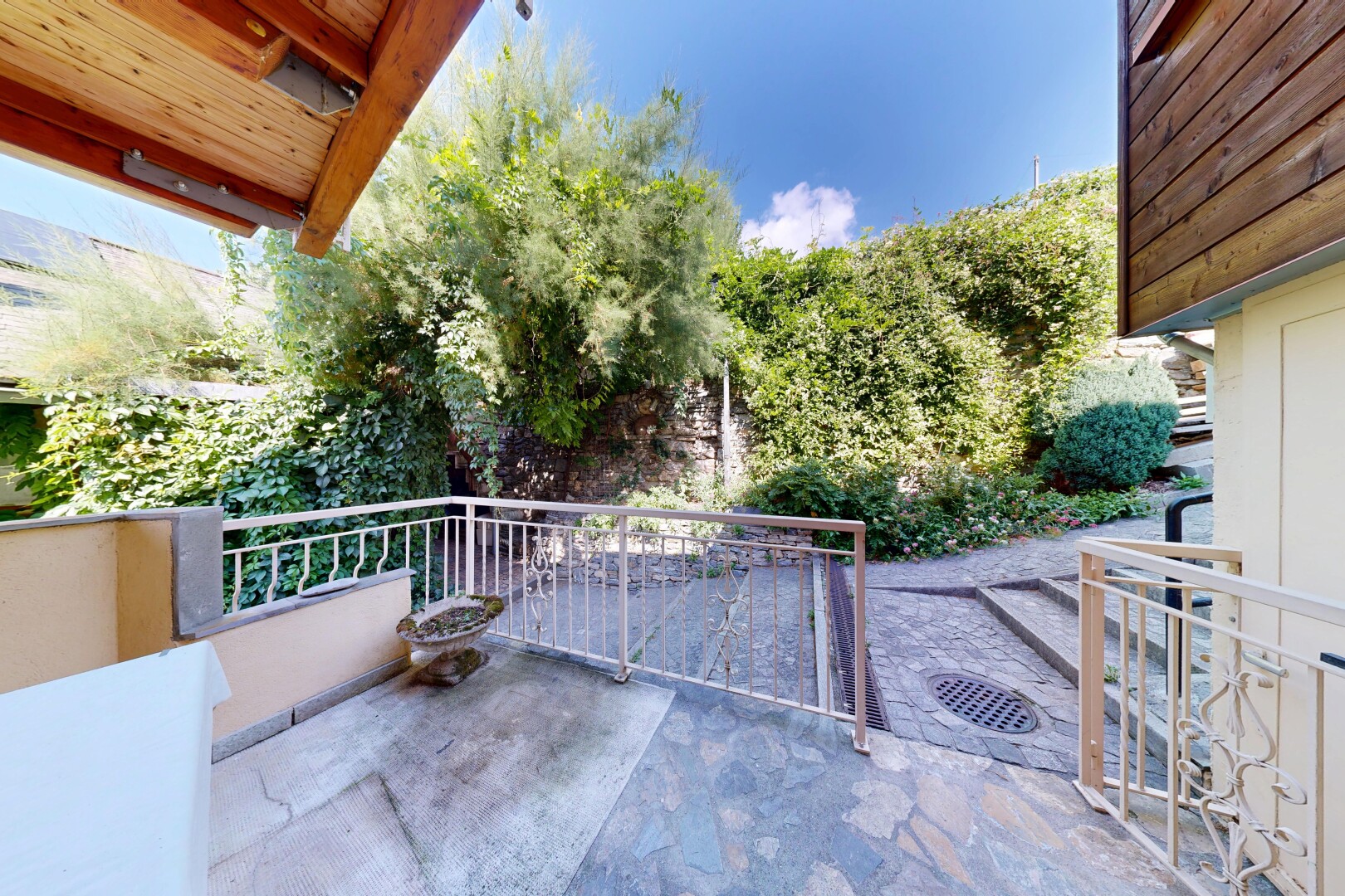 balcon avec from property et day time