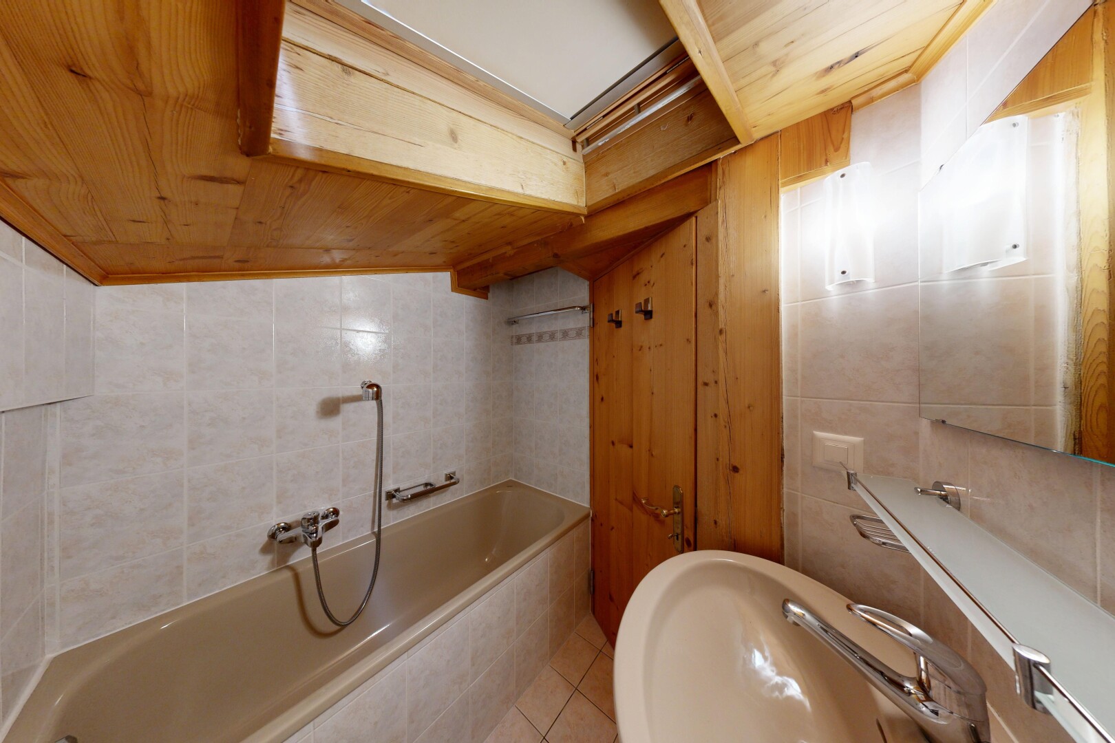 salle de bains avec mur en carrelage, tile wall, bain, évier, et sol en carrelage