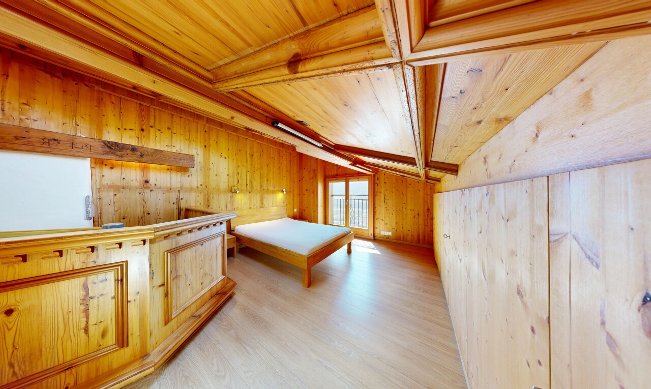 chambre avec dated wood wall, mur en bois, wood wall, plafond en bois, et wood ceiling