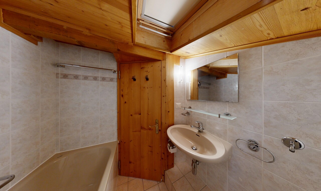 salle de bains avec mur en carrelage, tile wall, salle de bain complète, miroir, et bain