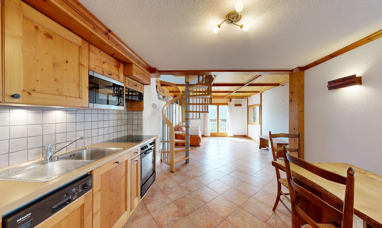 cuisine avec dosseret, backsplash, shaker cabinets, armoires de style shaker, et opens to living area