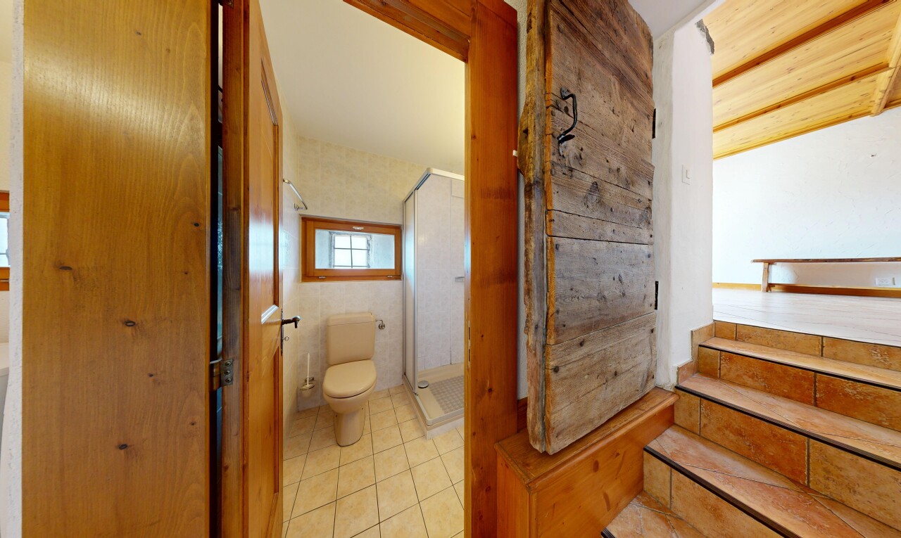 escaliers avec inside property, tile floor, sol en carrelage, tile wall, et mur en carrelage