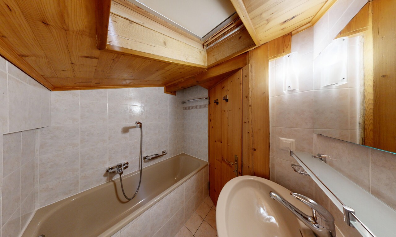 salle de bains avec mur en carrelage, tile wall, bain, évier, et sol en carrelage