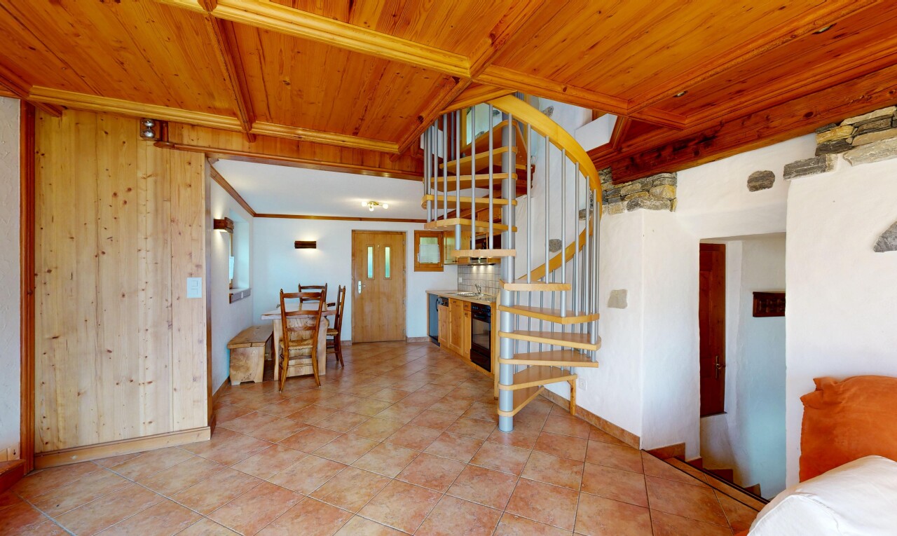 escaliers avec escaliers, plafond en bois, wood ceiling, dated wood wall, et moulures