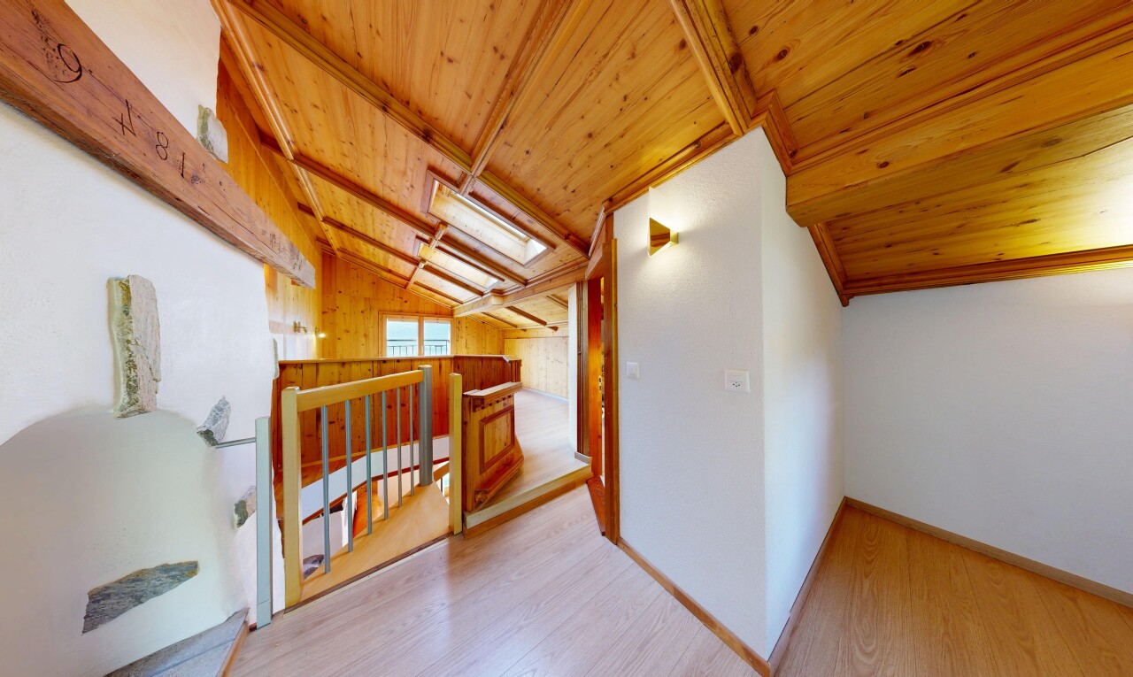 couloir avec plafond voûté, vaulted ceiling, sol en finition bois, wood finish floor, et plafond en bois