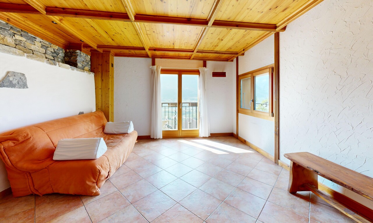 salon avec plafond en bois, wood ceiling, high end ceiling, plinthes murales, et baseboards wall