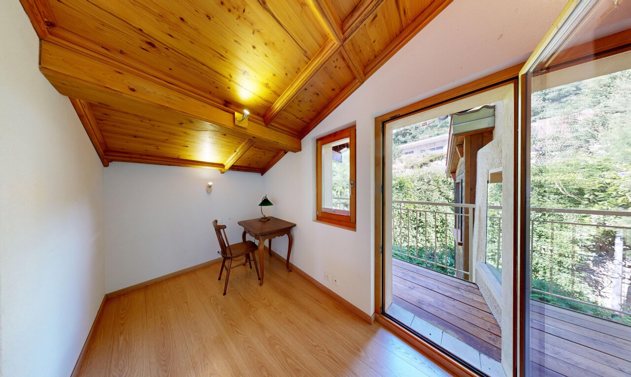 salle à manger avec wood ceiling, plafond en bois, vaulted ceiling, plafond voûté, et wood finish floor
