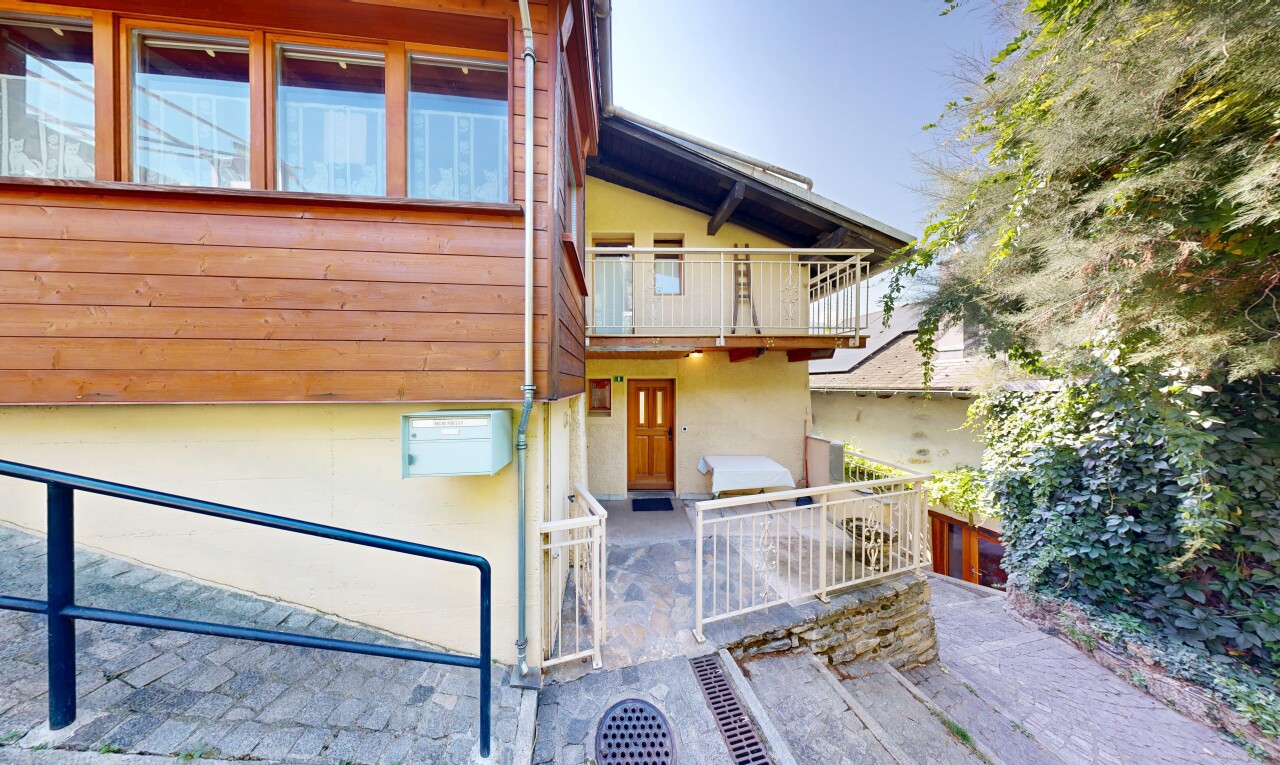 façade avec bardage horizontal, property visible, balcon, day time, et bardage en bois