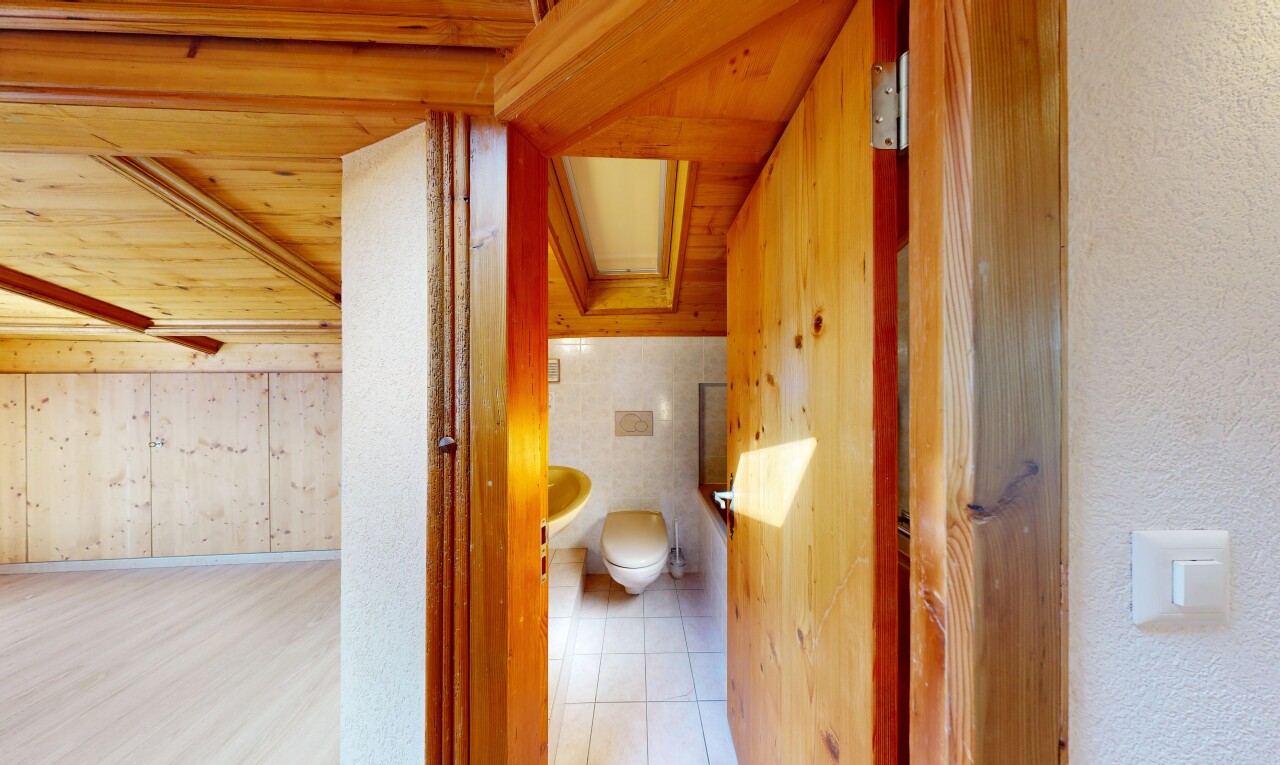 salle de bains avec plafond en bois, wood ceiling, inside property, toilette, et dated wood wall
