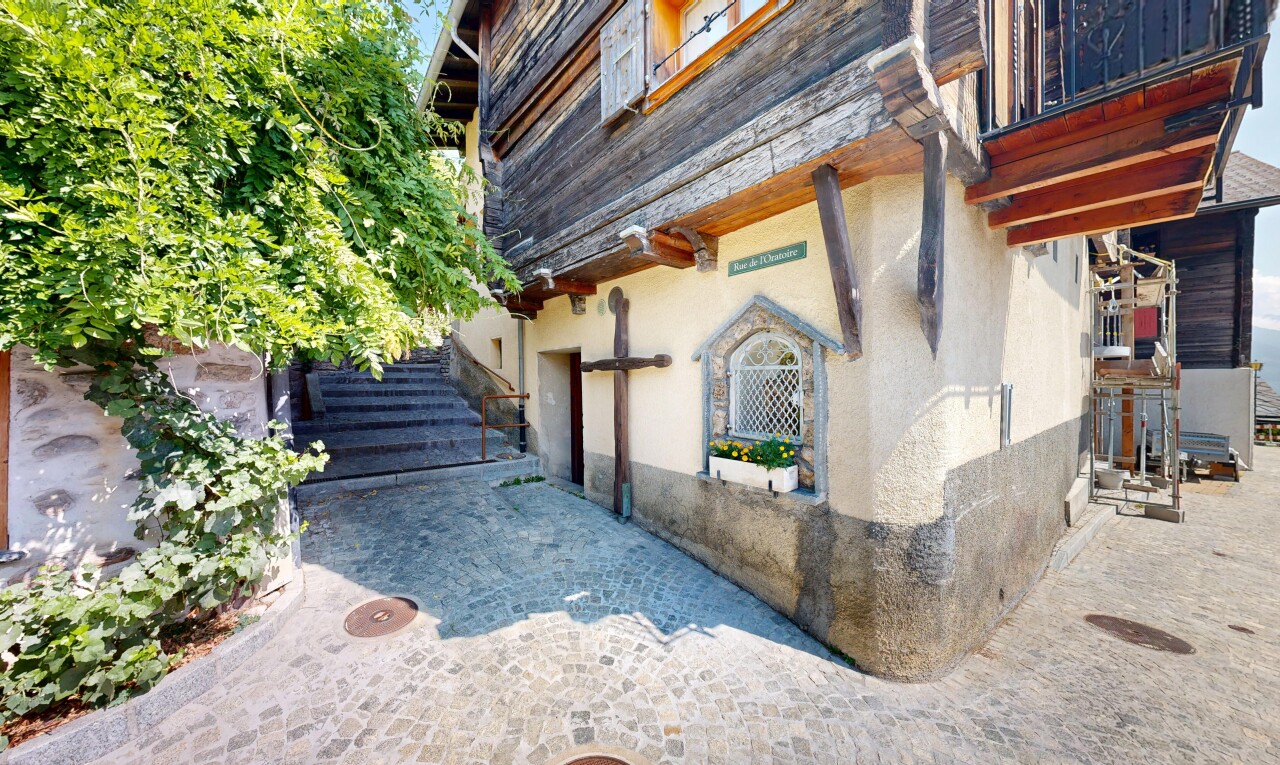 façade avec escaliers, bardage en stuc, property visible, et from property