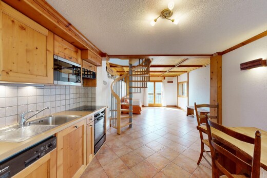 cuisine avec dosseret, backsplash, shaker cabinets, armoires de style shaker, et opens to living area