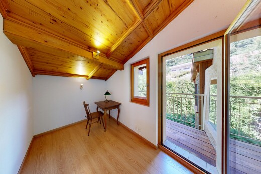 salle à manger avec wood ceiling, plafond en bois, vaulted ceiling, plafond voûté, et wood finish floor