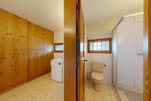 salle de bains avec toilette, douche, salle de bain complète, dated wood wall, et mur en bois