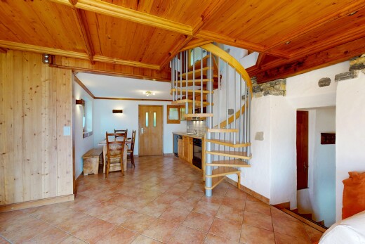 escaliers avec escaliers, plafond en bois, wood ceiling, dated wood wall, et moulures