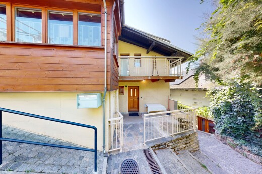 façade avec bardage horizontal, property visible, balcon, day time, et bardage en bois