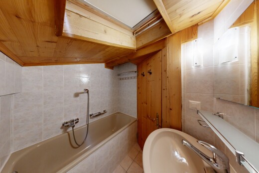 salle de bains avec mur en carrelage, tile wall, bain, évier, et sol en carrelage