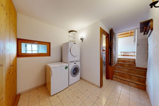 buanderie avec lave-linge et sèche-linge superposés, escaliers, inside property, lumière naturelle, et light floor