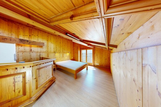 chambre avec dated wood wall, mur en bois, wood wall, plafond en bois, et wood ceiling
